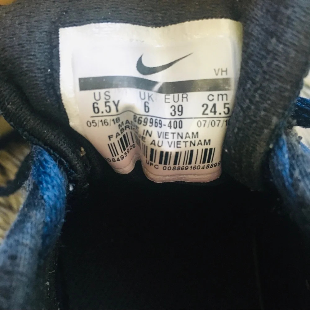 Nike Downshifter 7 boy’s navy sneakers size youth 6.5
